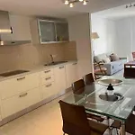 Moderna Y Alegre Vivienda Junto Al Mar . *
