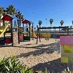 Moderna Y Alegre Vivienda Junto Al Mar . Apartmán