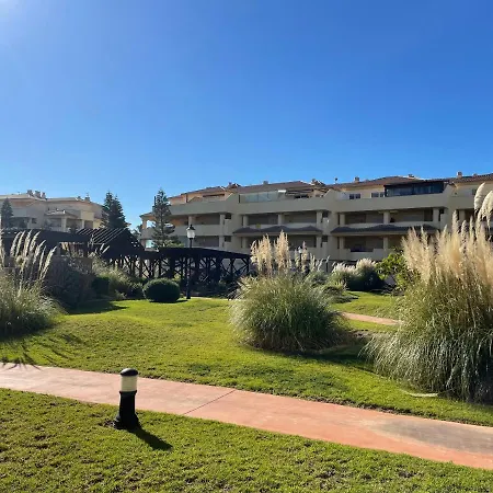 Moderna Y Alegre Vivienda Junto Al Mar .